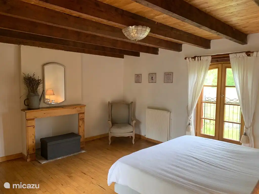 Schlafzimmer 2 mit einem Doppel-Boxspringbett