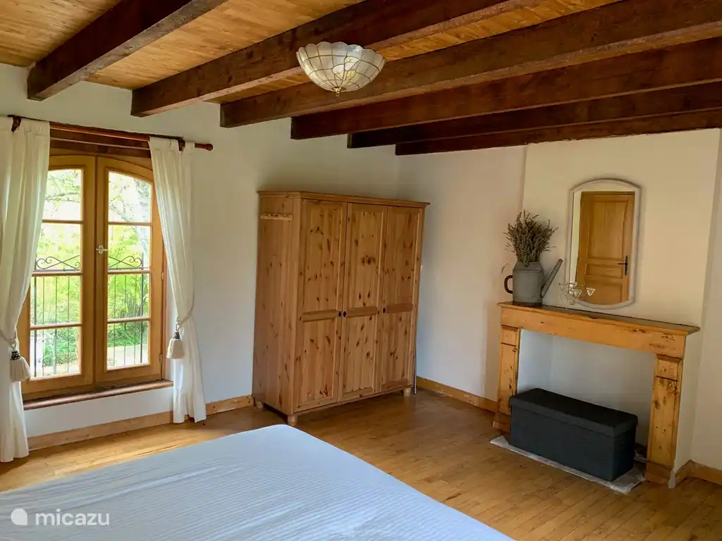 Geräumiges Schlafzimmer 2