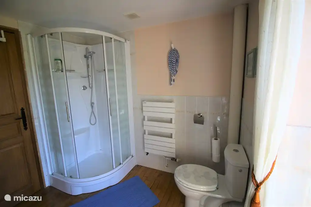 Badezimmer neben Schlafzimmer 2