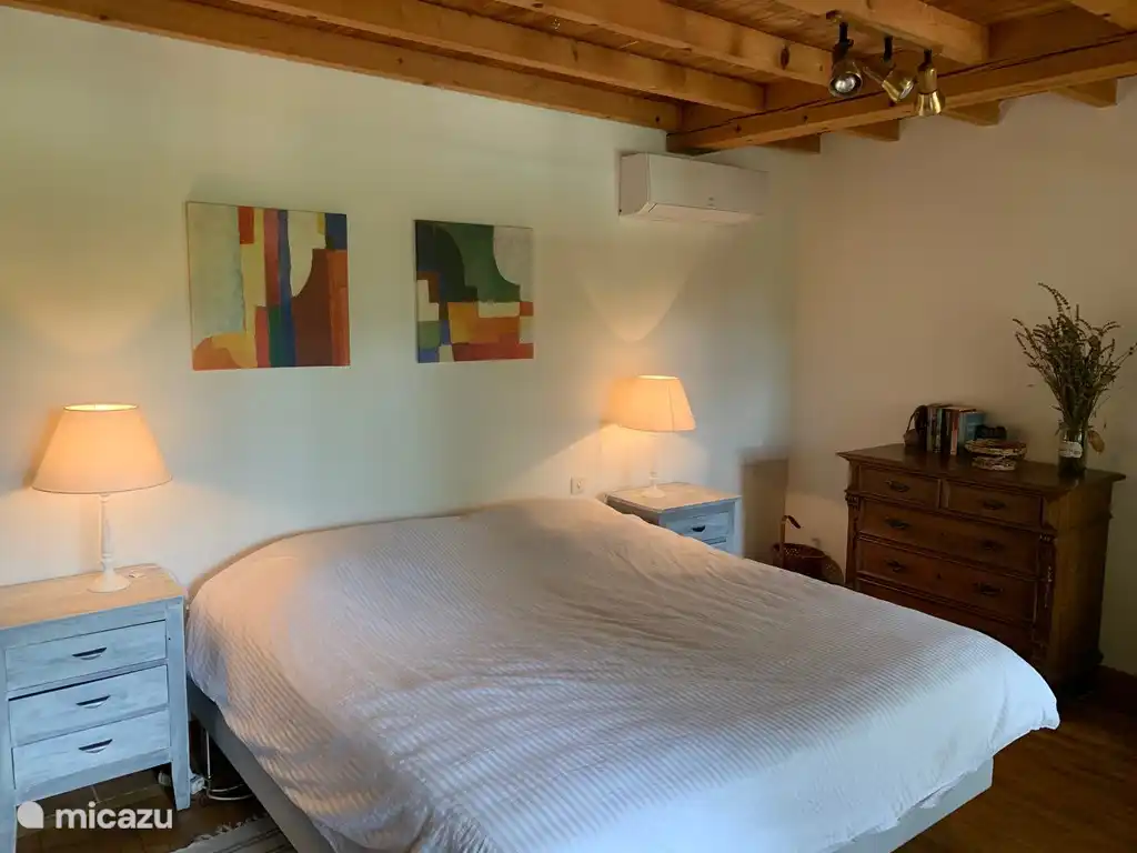 Schlafzimmer 1 mit einem Doppel-Boxspring-Bett