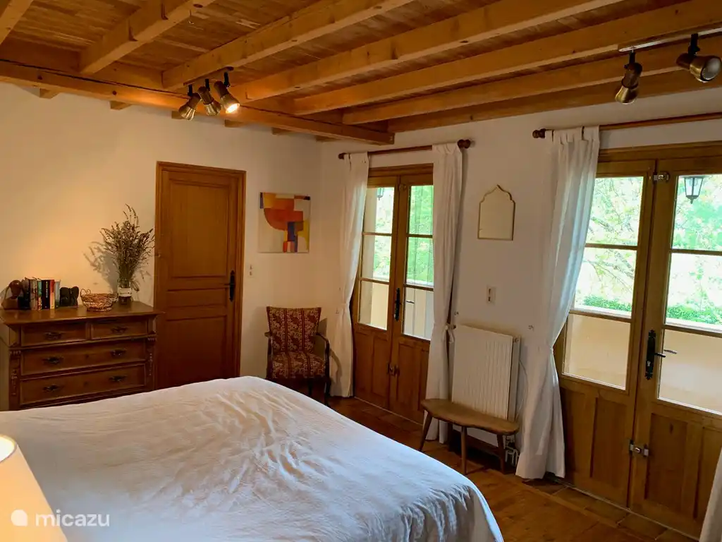 Schlafzimmer 1 mit Badezimmer mit Badewanne, Dusche und WC und Balkon