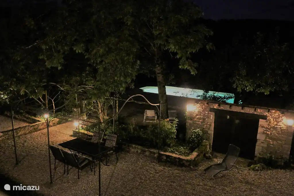 Stimmungsvoller Abendblick vom Balkon über den Innenhof und den Pool