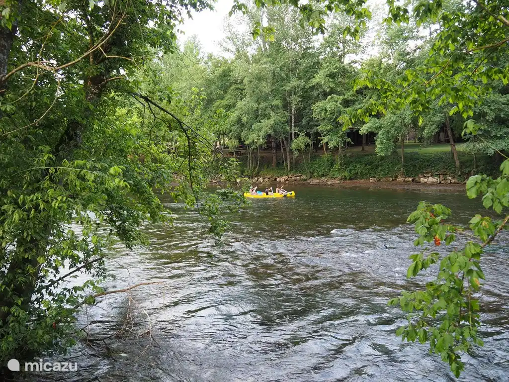 Angrenzender Fluss Vezere mit Kanu-Möglichkeiten