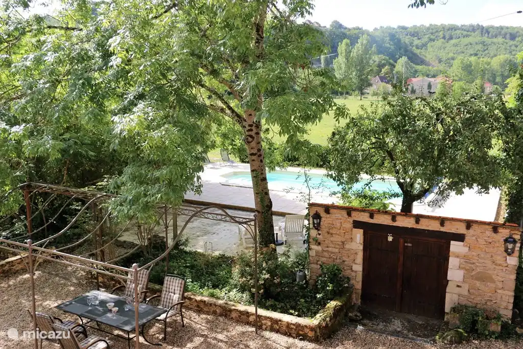 Blick vom Balkon auf den Innenhof und den Pool