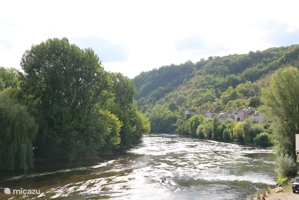 Angrenzender Fluss der Schoner