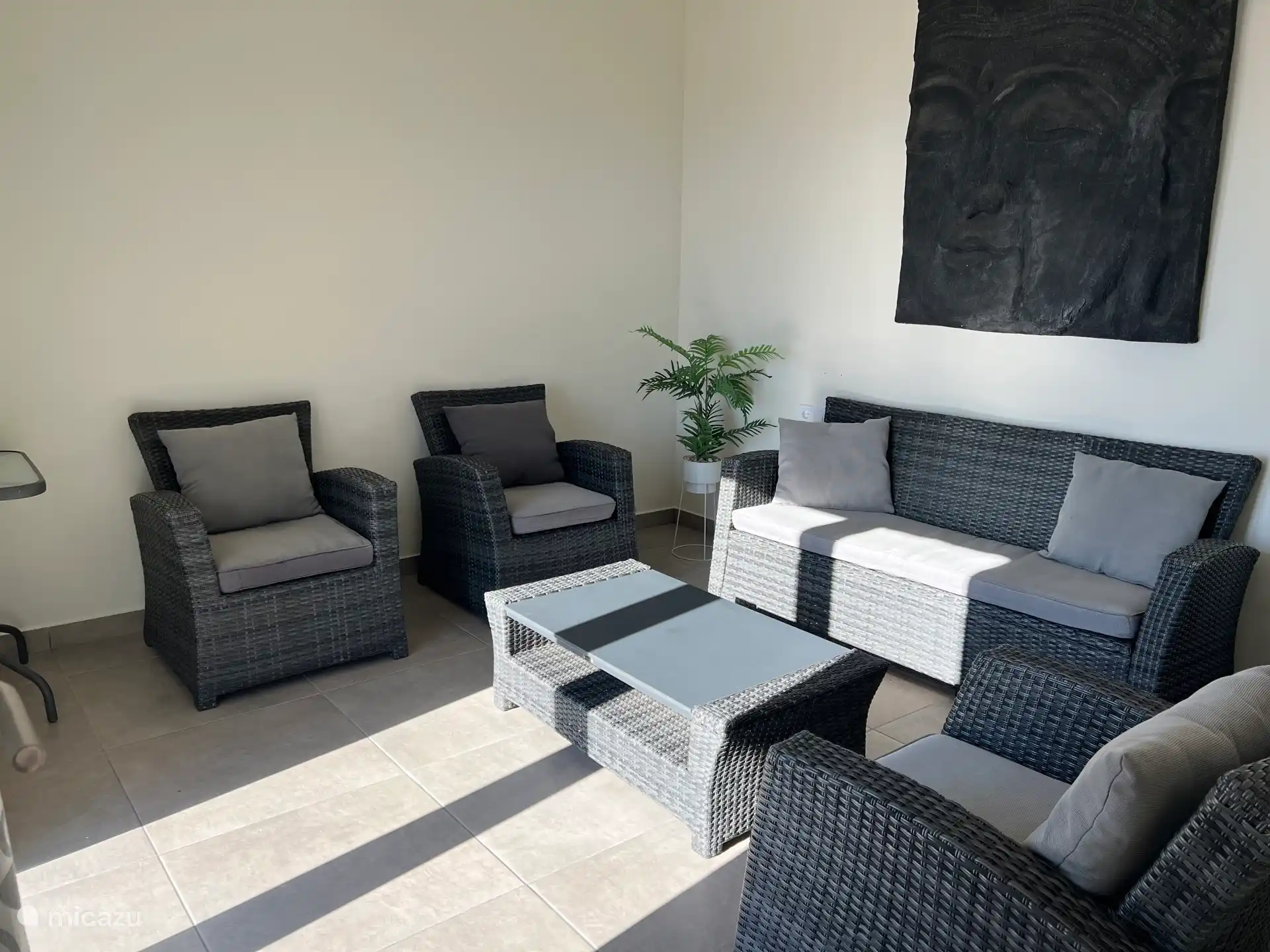 coin salon couvert avec portes-fenêtres