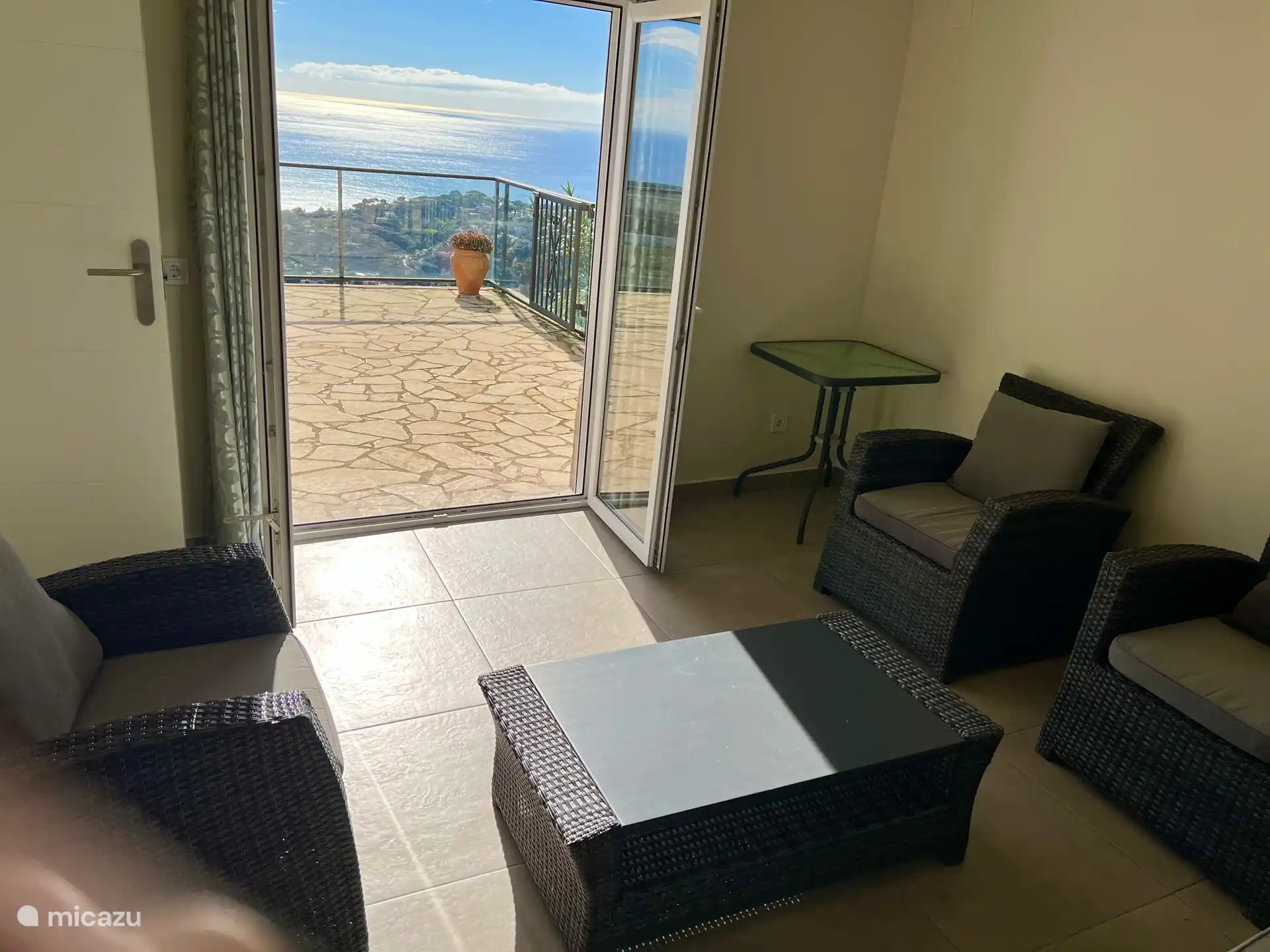 coin salon avec vue sur la mer