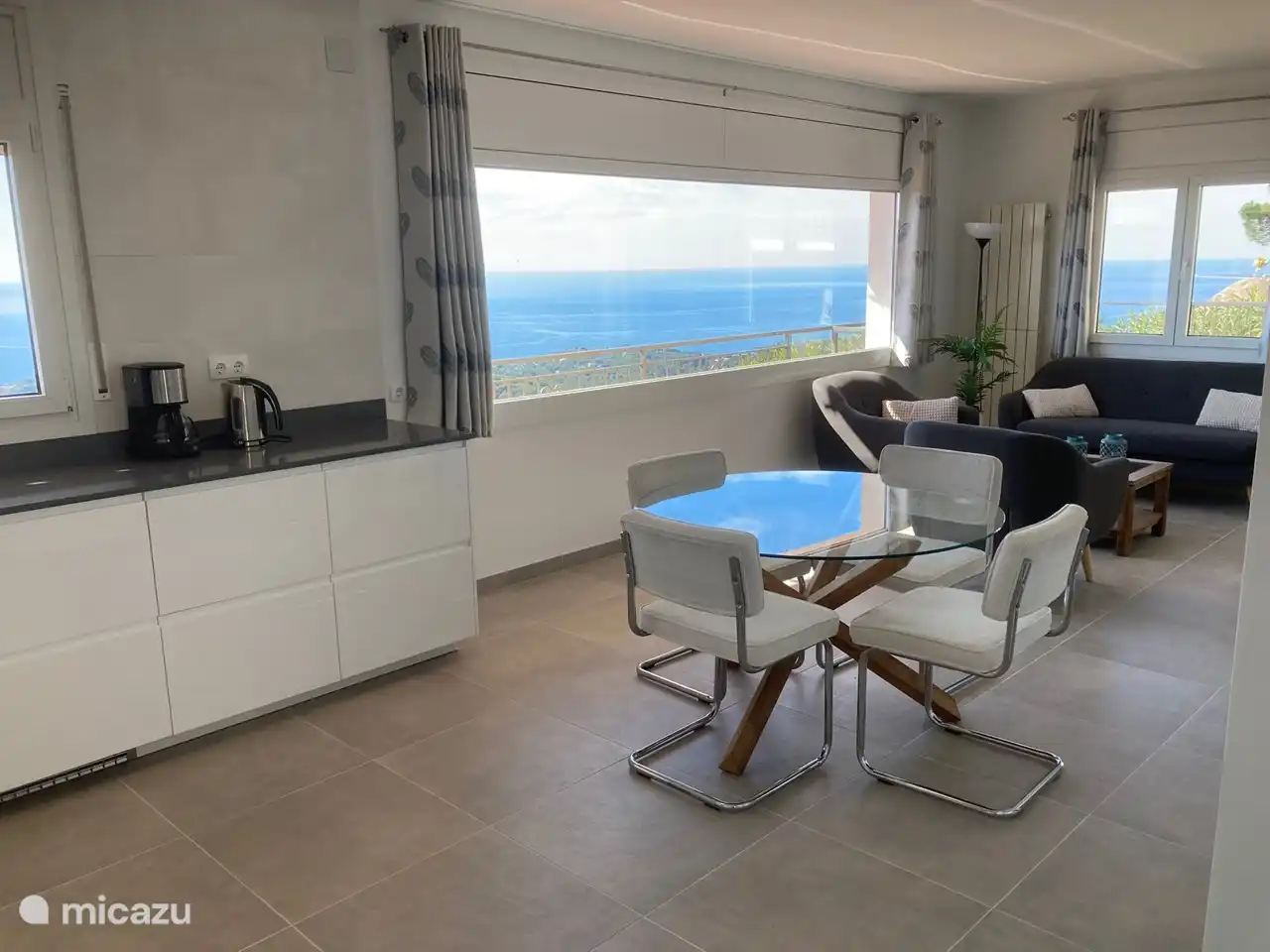 salon avec des vues spectaculaires depuis le dernier étage