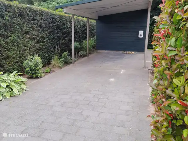 bungalow huren in Nederland, Gelderland, Putten – Frederiksoord 4 Bungalow 4 heeft een ruime oprit met carport en een schuurtje waar u de fietsen kunt neerzetten.  Er is ook een oplaadpunt voor de auto.