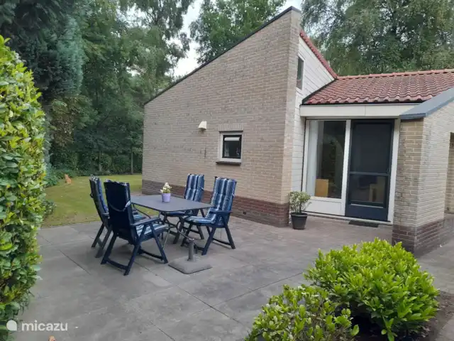 bungalow huren in Nederland, Gelderland, Putten – Frederiksoord 4 Bungalow 4 heeft een ruime tuin waar je heerlijk kunt zitten