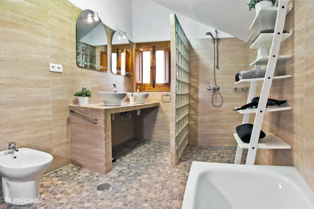 De grote badkamer (vroeger de stal) achterin het huis bij de kinderslaapkamer.