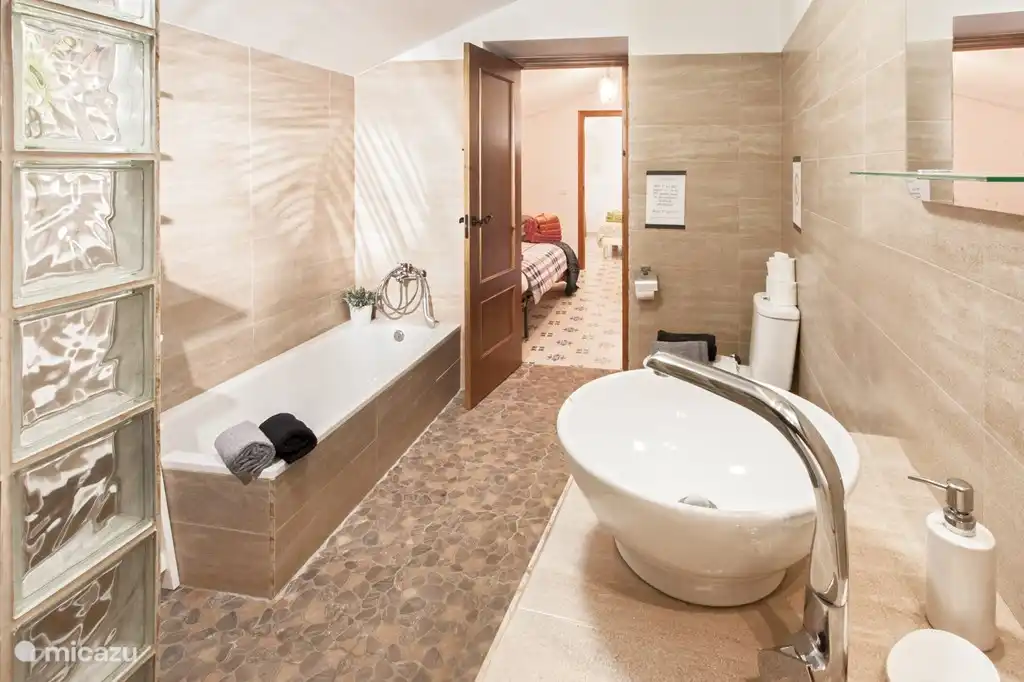 De geel/bruine badkamer.