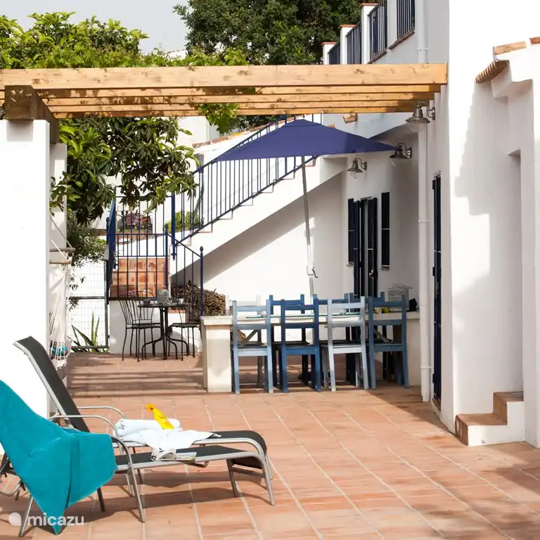 Het grote voorterras met de leef-/eettafel en genoeg ruimte om in de zon of de schaduw te zitten/liggen.