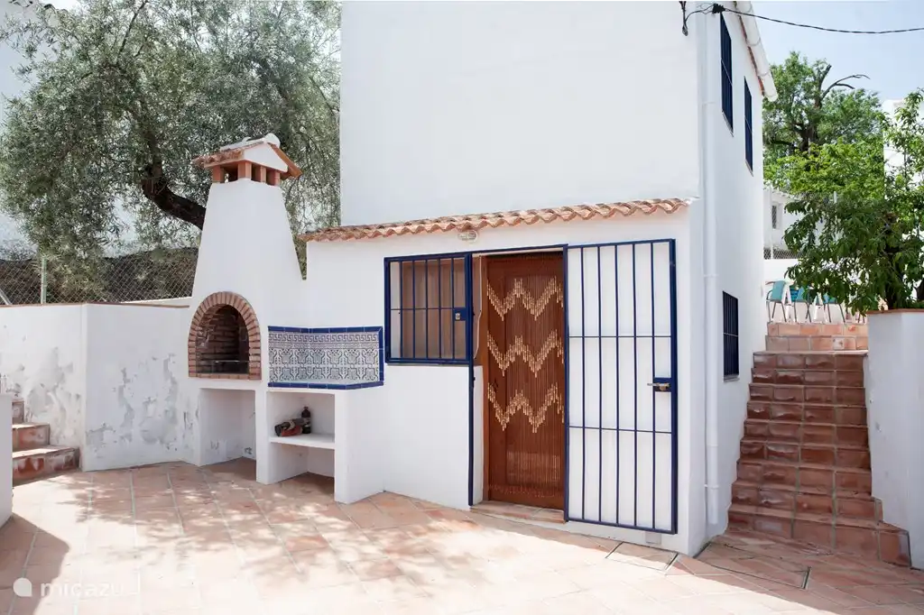 Links de BBQ en rechts de trap naar het zwembad, in het midden de studio (deze is natuurlijk niet verhuurd als u de casa huurt: Los Dioses is prive voor u en de uwen).