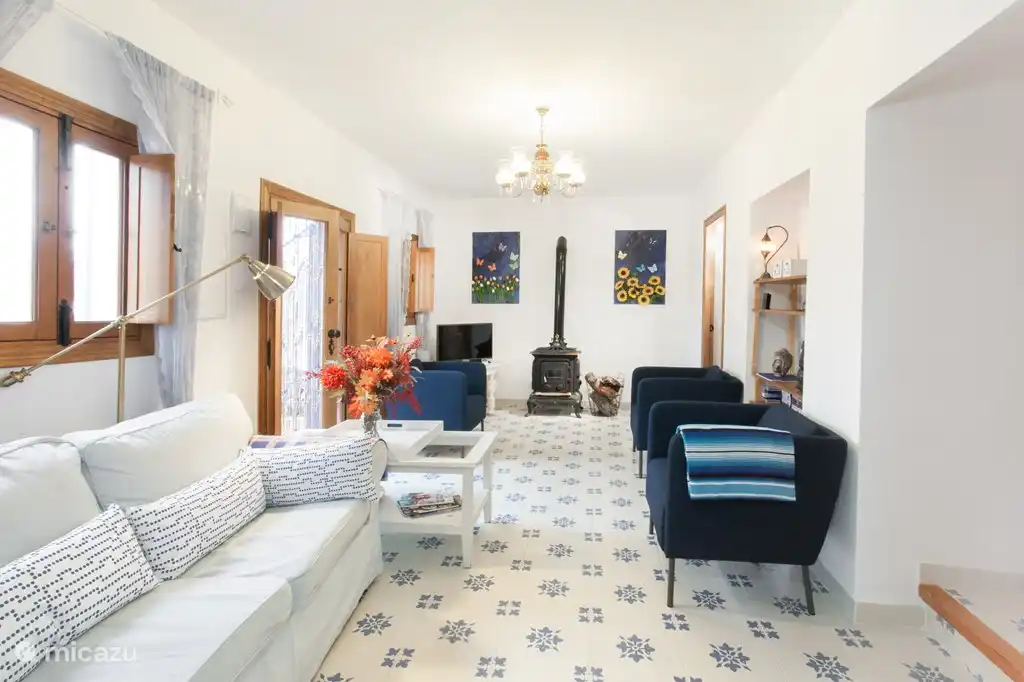 De salon met de houtkachel in de salon.