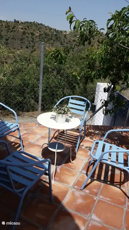 Het zitje aan de wegkant (overdag heerlijk in de schaduw)