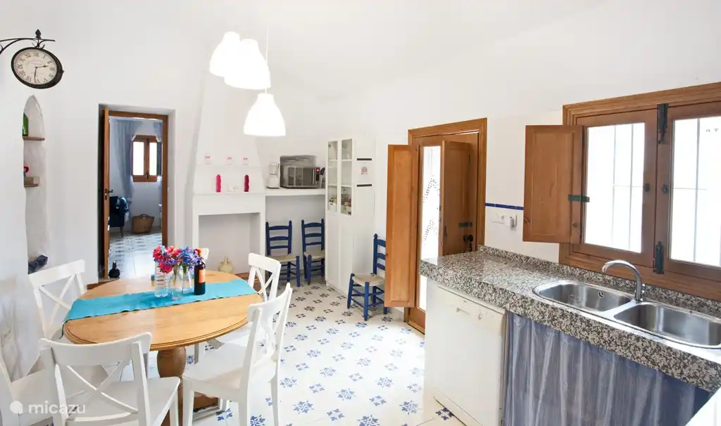 De eettafel in de grote keuken (al zult u waarschijnlijk meestal buiten eten.......!)