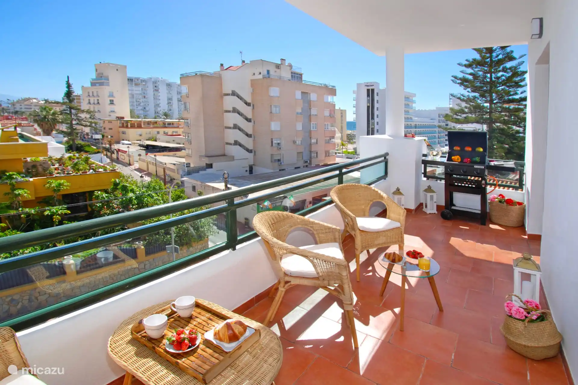 Geräumige Terrasse für 4 Personen mit Grill