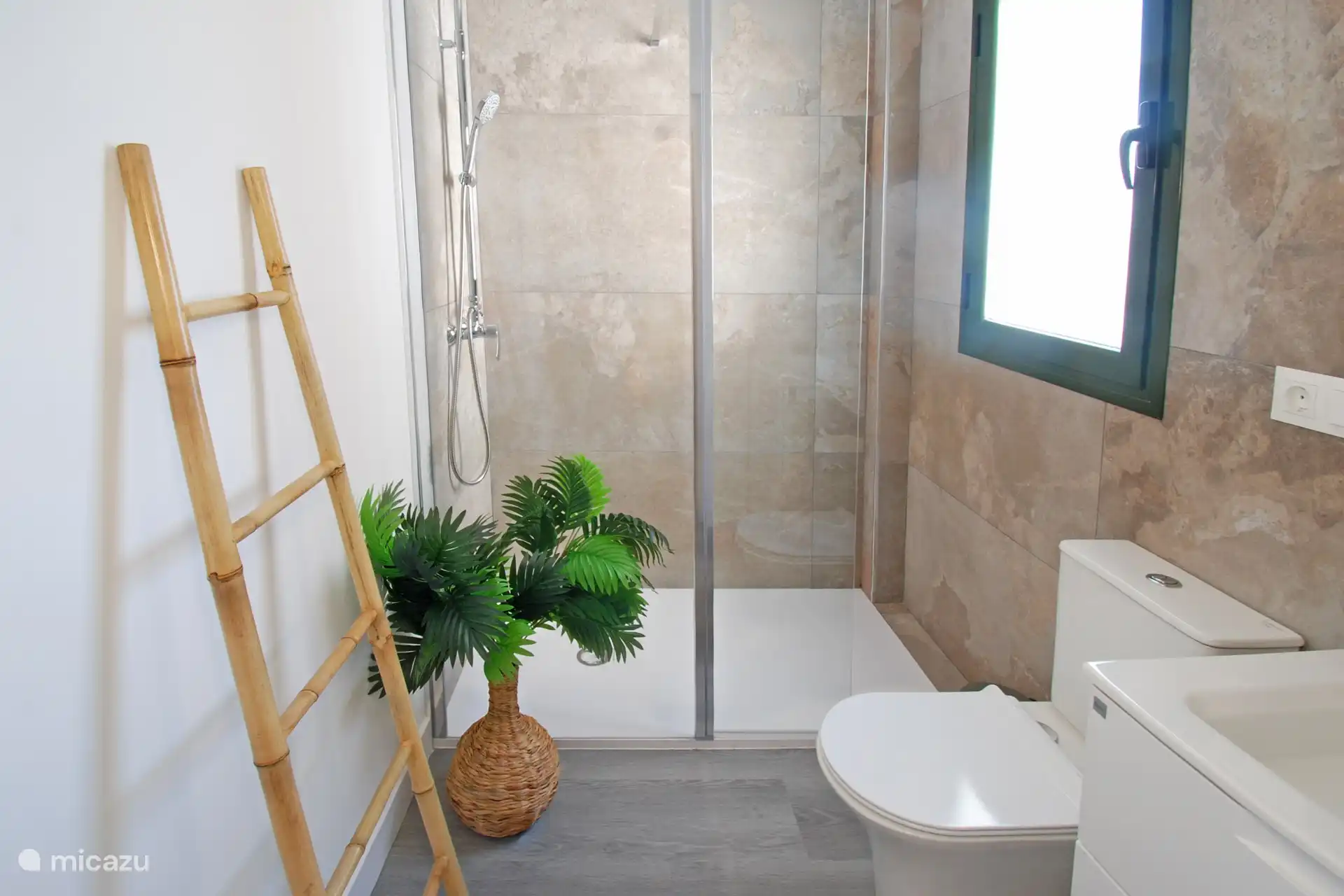 Helles Badezimmer mit großer Dusche 