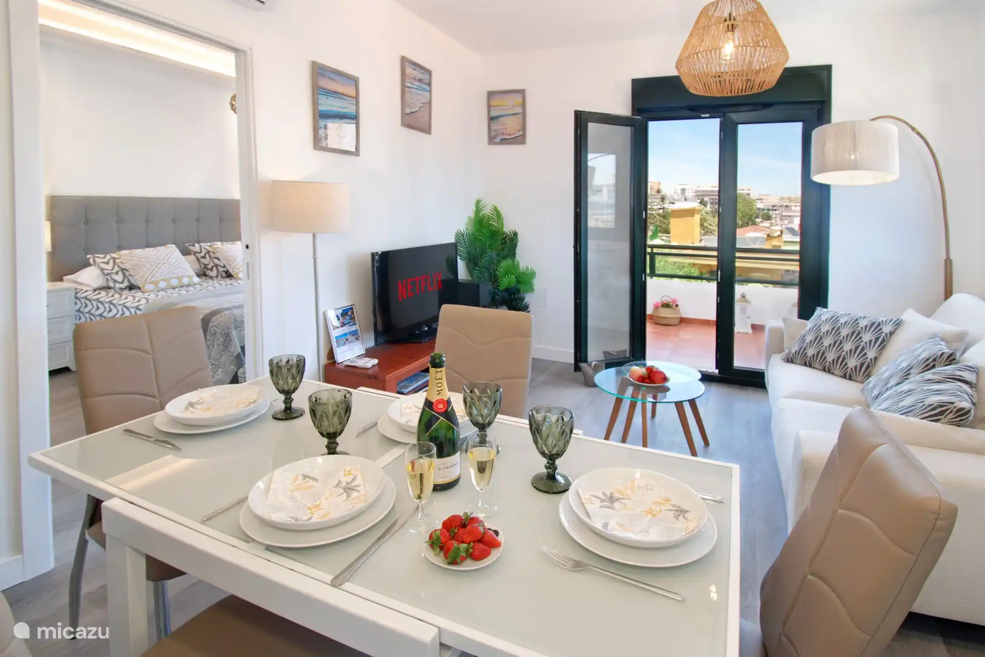 Geräumiger Tisch für 4 Personen