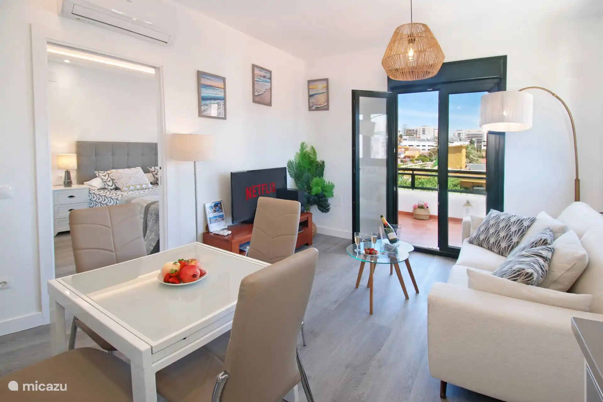 Blick von der Küche auf das Wohnzimmer und die Terrasse