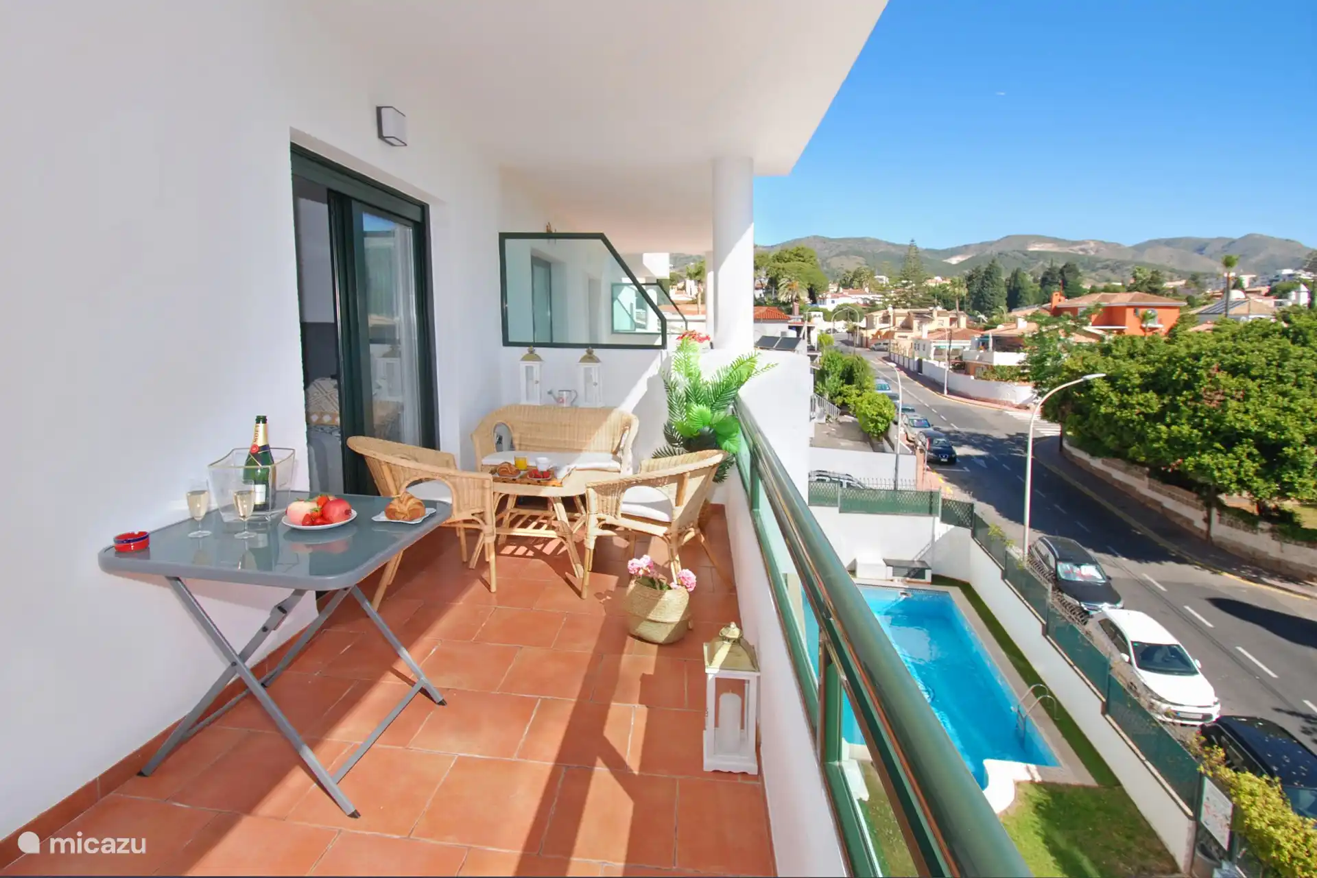 von der Terrasse mit Blick auf den Pool der Residenz