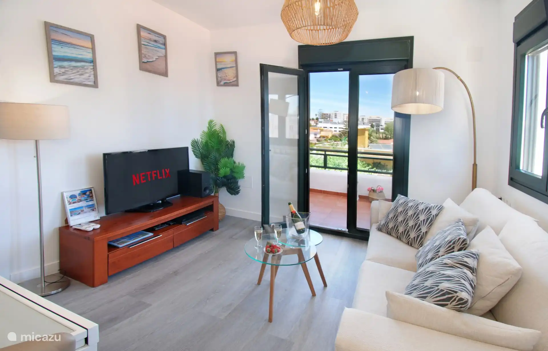 Gemütliches Wohnzimmer mit Smart-TV