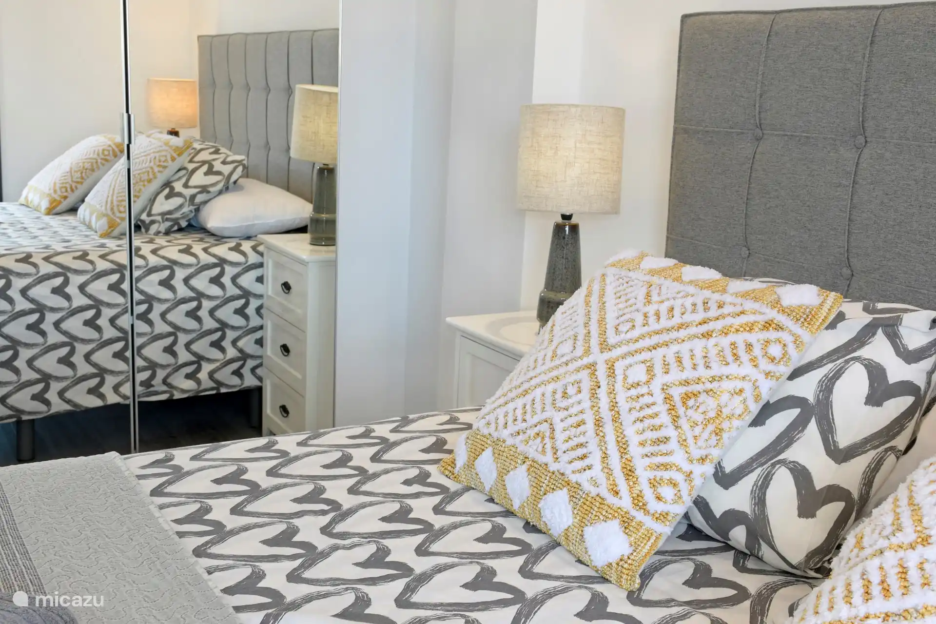 Geräumiges Schlafzimmer mit Doppelbett und Kleiderschrank