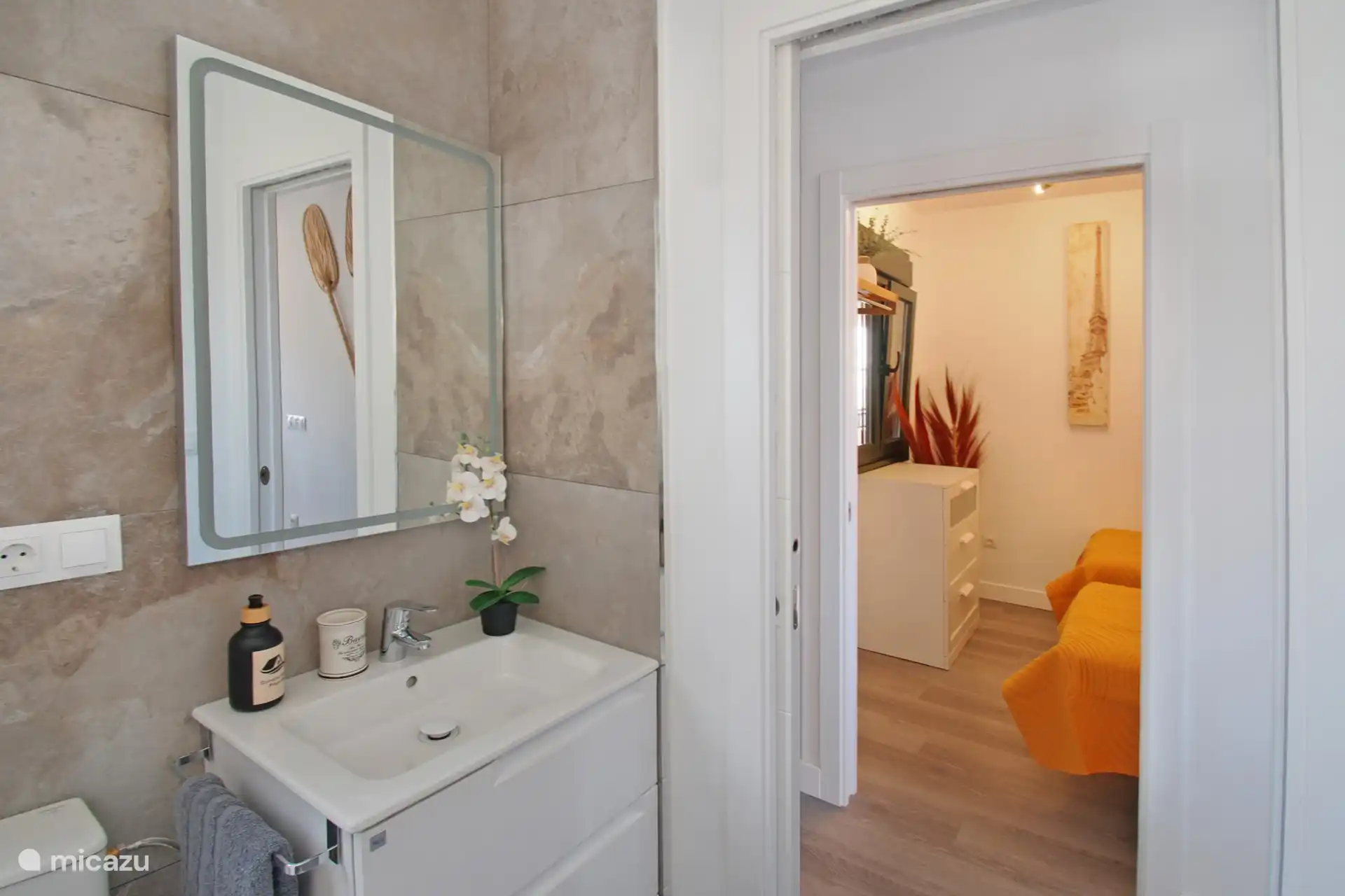 Blick vom Badezimmer auf das Schlafzimmer