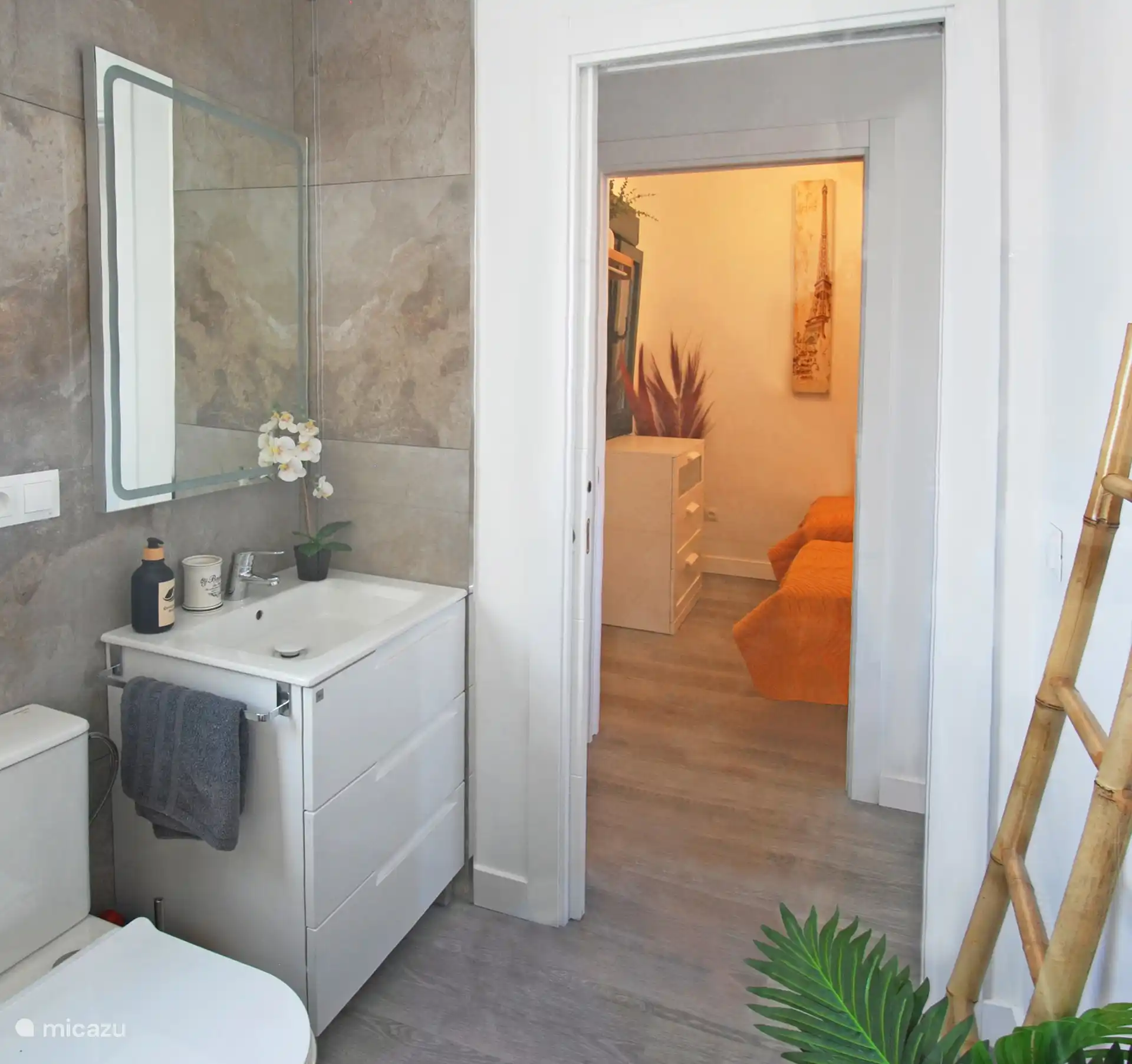 Blick vom Badezimmer auf das Schlafzimmer