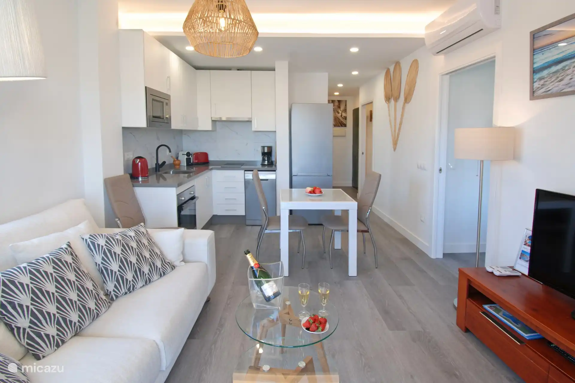 Wohnzimmer mit offener Küche 