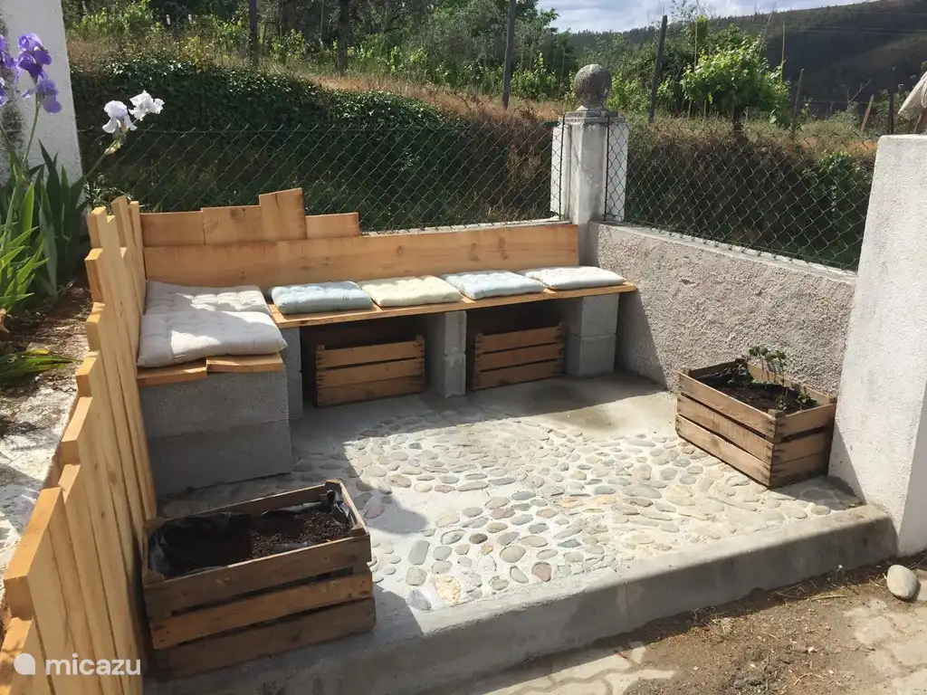 Sitz für mit Blick auf die Berge und das Tal