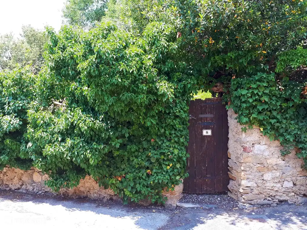 Entrada al jardín y puerta principal