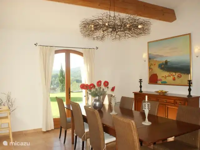 Villa Sauva en Francia, Var, Flayosc - villa Comedor entre la cocina y la sala de estar.