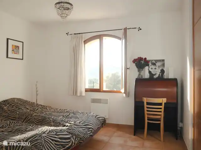 Villa Sauva en Francia, Var, Flayosc - villa Cuarto de visitas con amplio placard de 3 puertas corredizas.