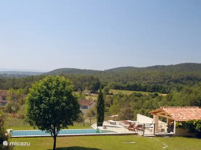 Villa Sauva en Francia, Var, Flayosc - villa Vista desde la habitación con balcón grande. Gran piscina infinita de agua salada.