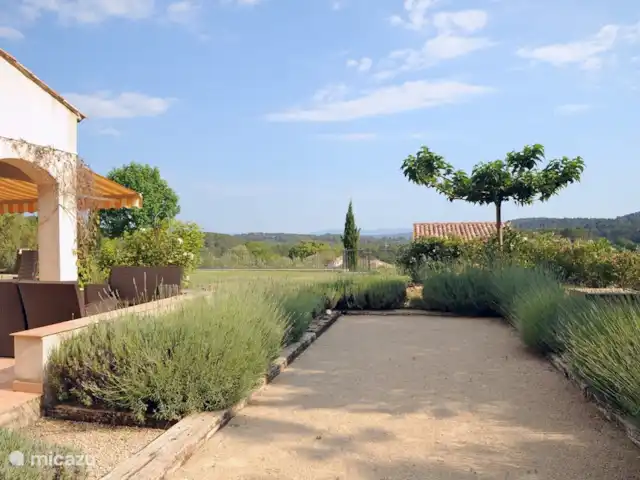 Villa Sauva en Francia, Var, Flayosc - villa En el lado oeste de la villa tenemos una cancha de jeu-de-boules