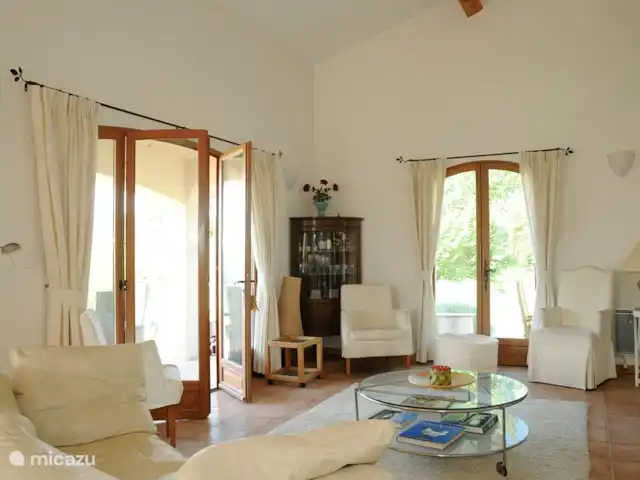 Villa Sauva en Francia, Var, Flayosc - villa Sala de estar con TV (no visible) con muchos canales HD por satélite