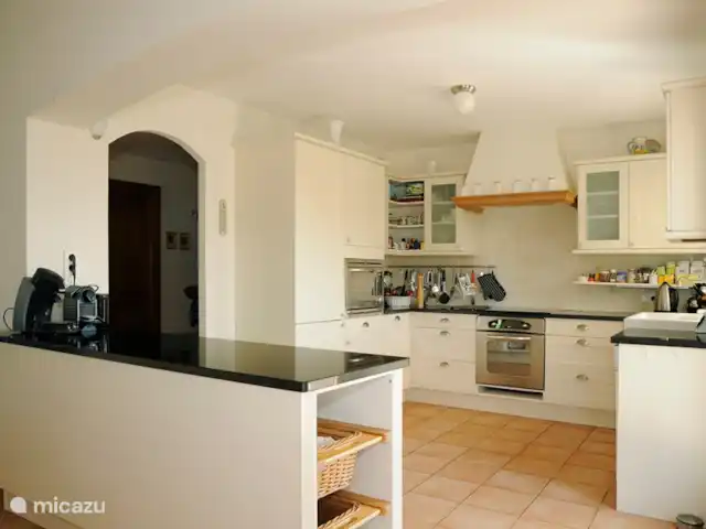 Villa Sauva en Francia, Var, Flayosc - villa La barra separa la cocina del comedor.