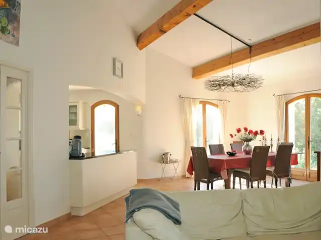 Villa Sauva en Francia, Var, Flayosc - villa El comedor de la sala de estar, a la izquierda (no visible) está la cocina