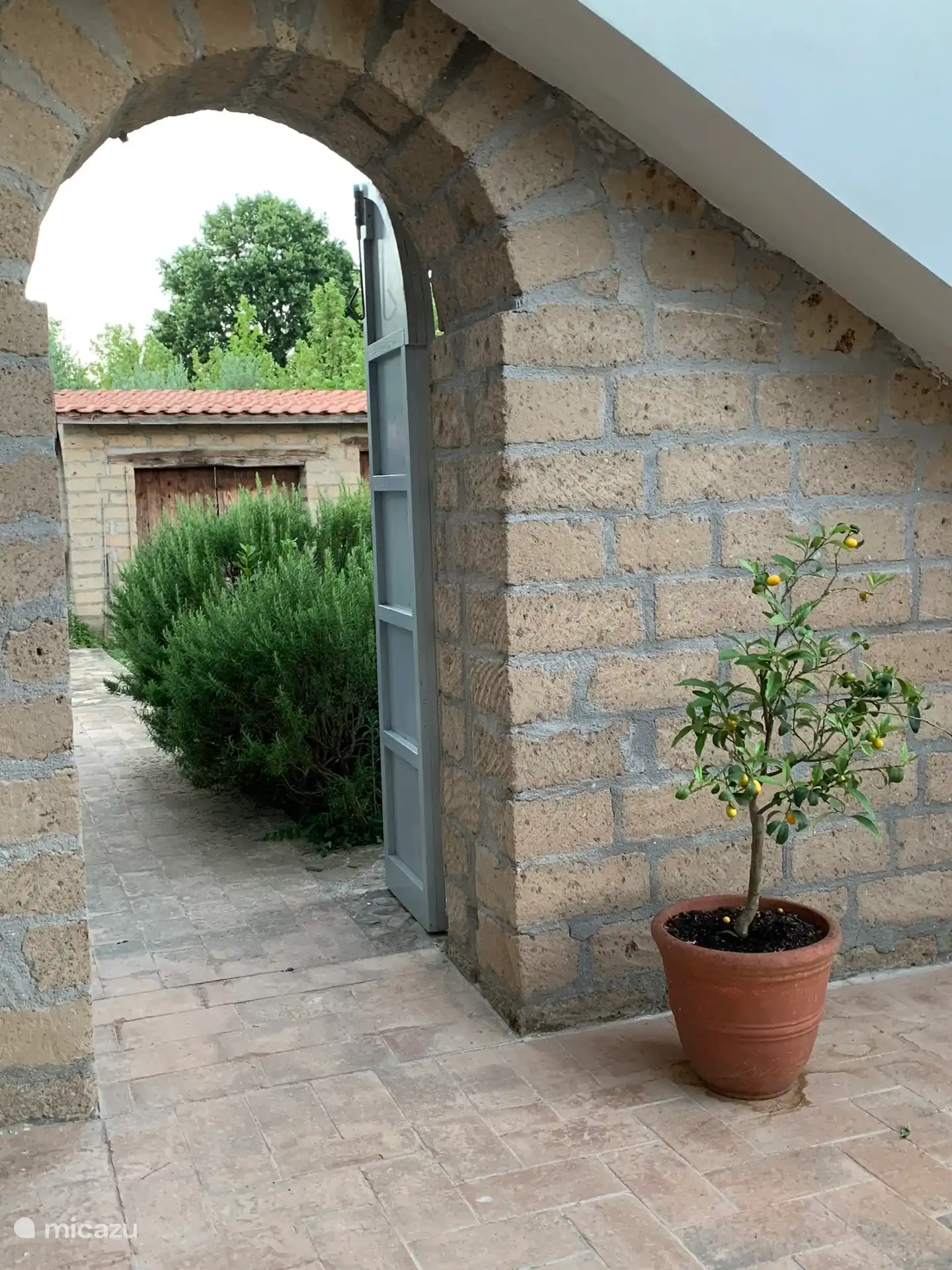 Doorgang naar buiten BBQ vanaf terras.