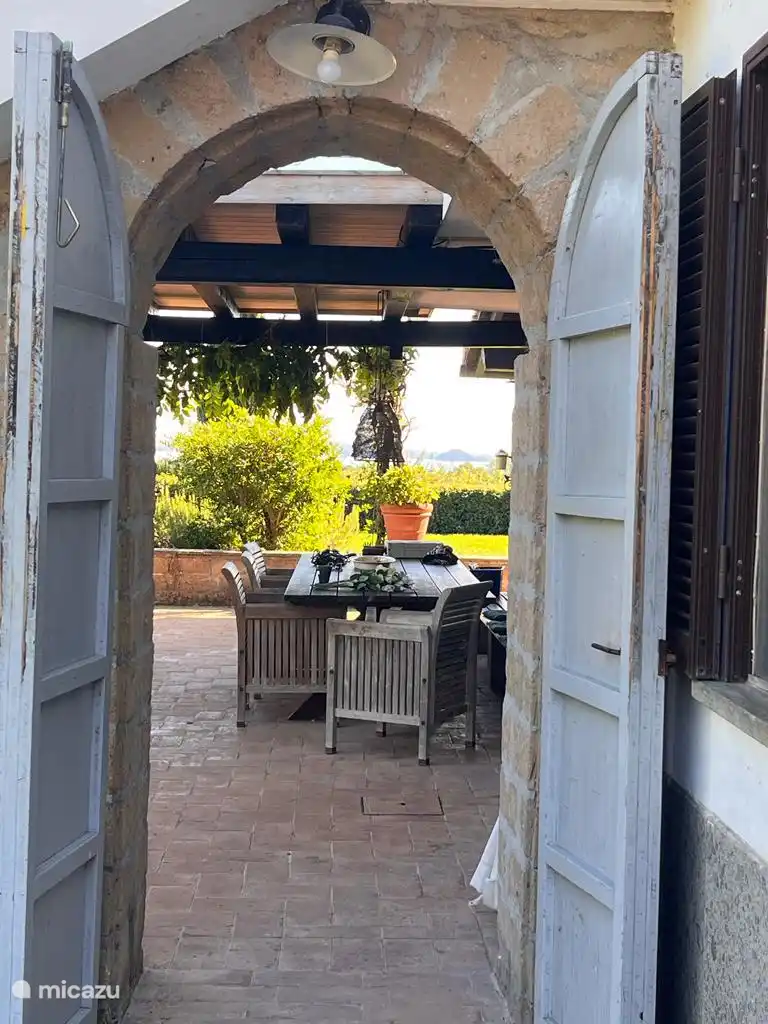 Doorkijk naar overdekt terras.