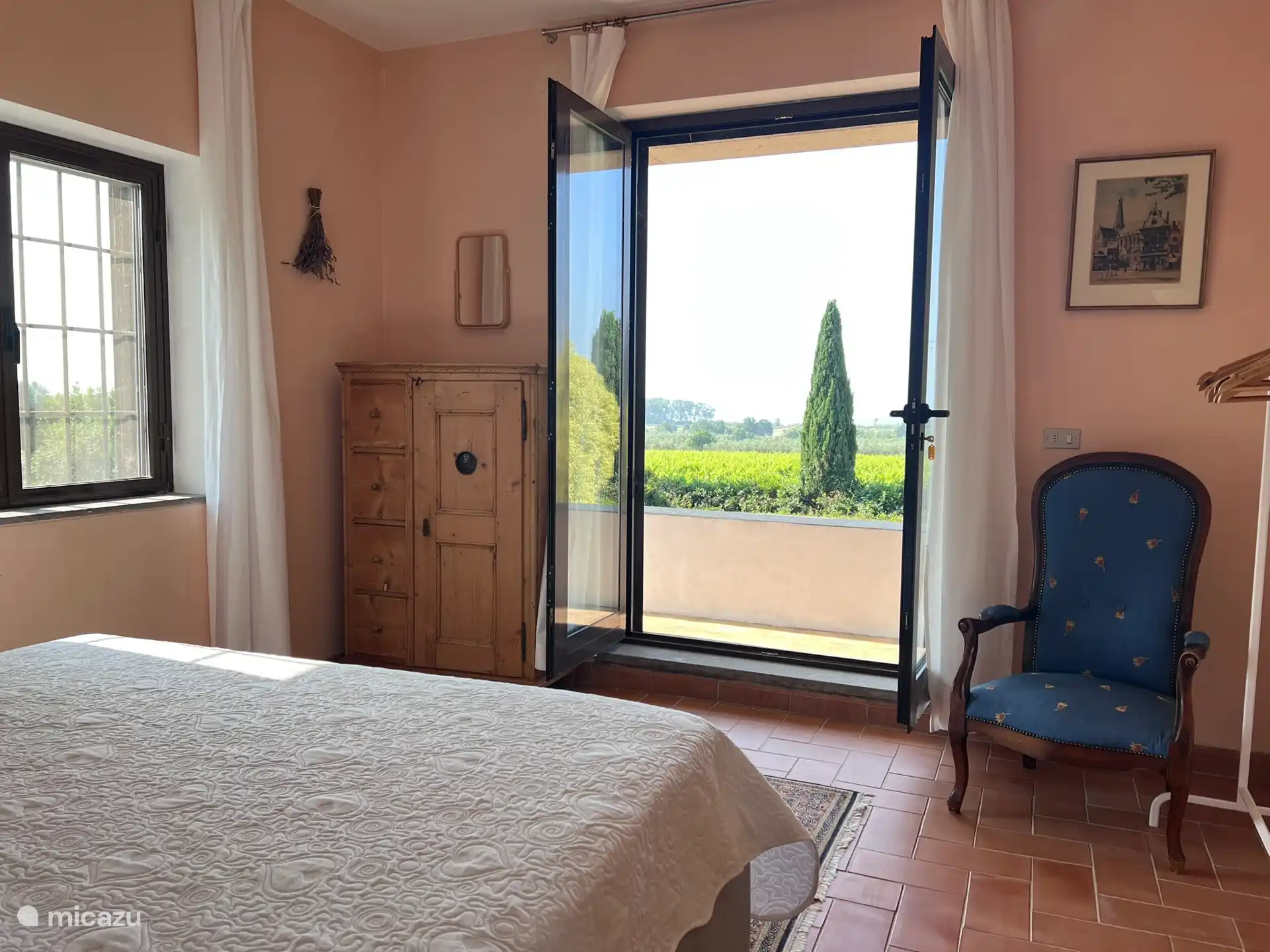 Vanuit slaapkamer zicht op het meer. Openslaande deuren naar balkon en buitentrap naar beneden.