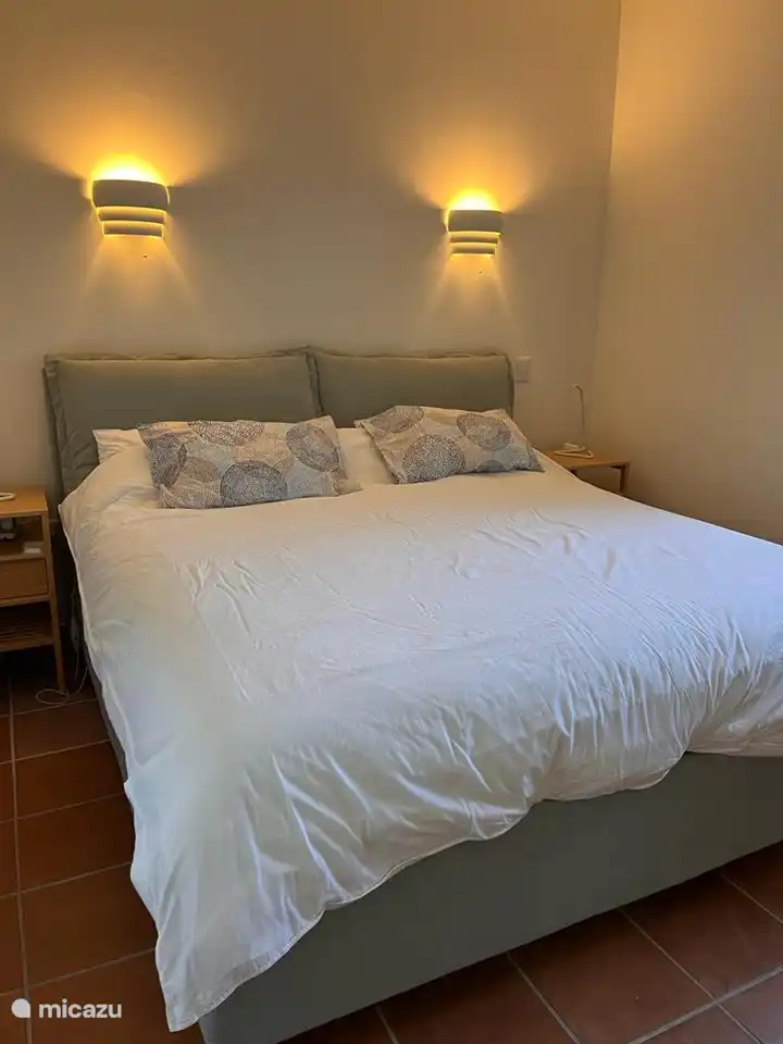 Slaapkamer 1 op de begane grond. Tweepersoons boxspring.
Grote badkamer aangelegen met wasmachine en droger.