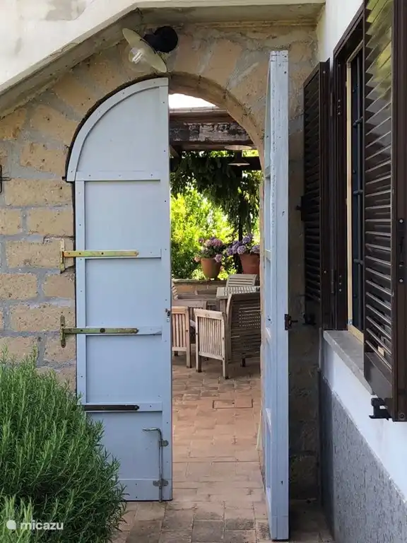 Toegang tot het terras vanaf de buiten BBQ.