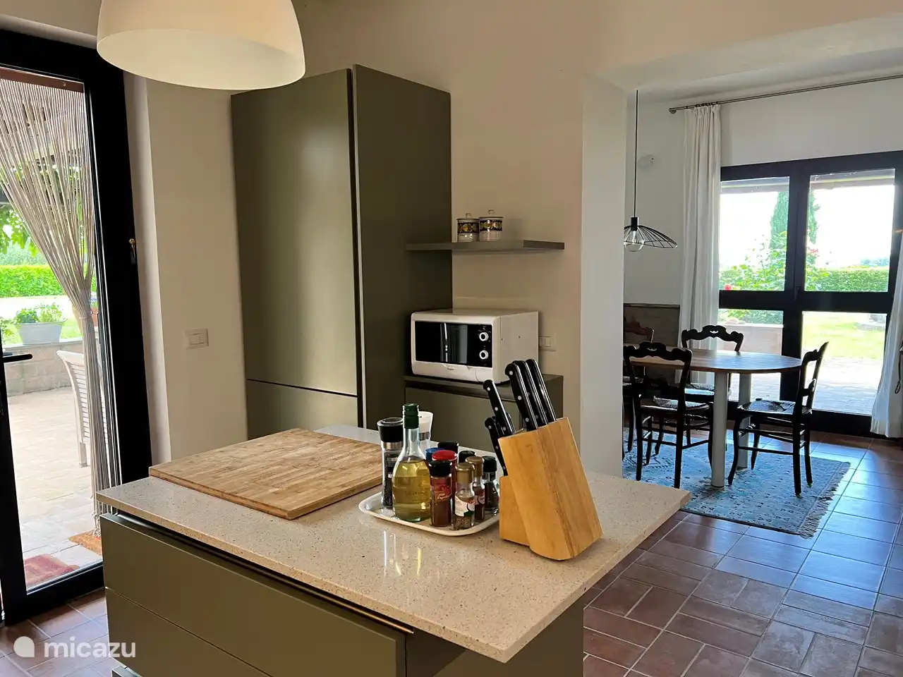 Kookeiland en grote koel-vriescombinatie.
