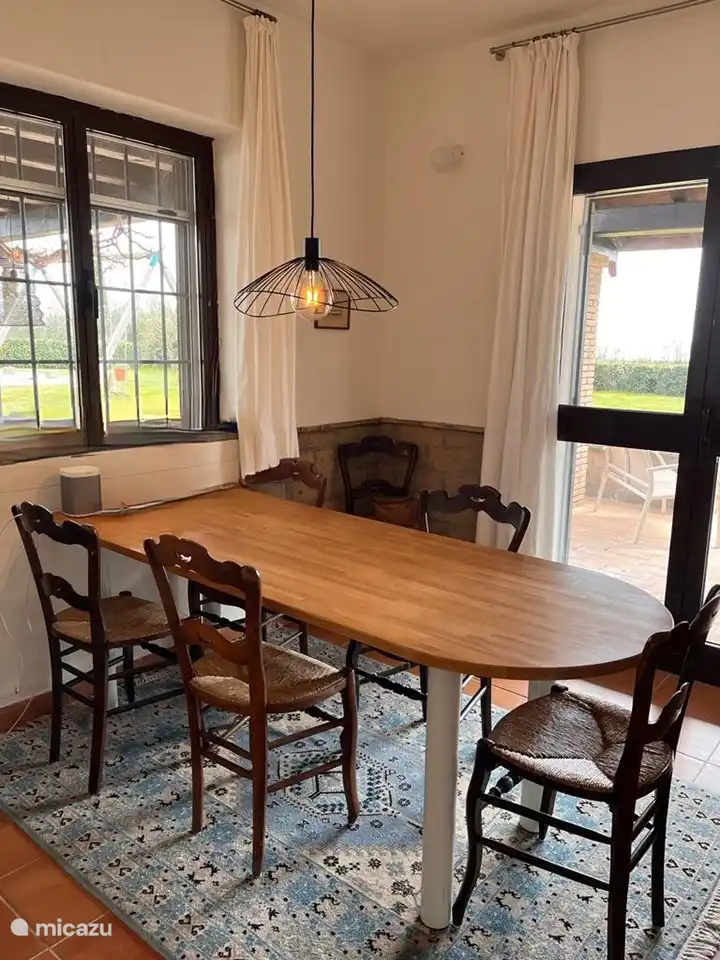 Eetkamer. Inclusief 1 trip trap met babyzit verkleiner. 