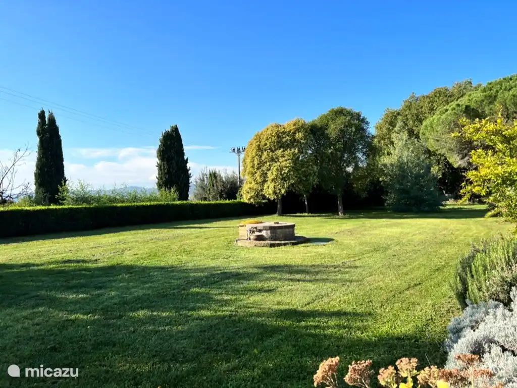 Zicht vanaf terras op eigen waterput.