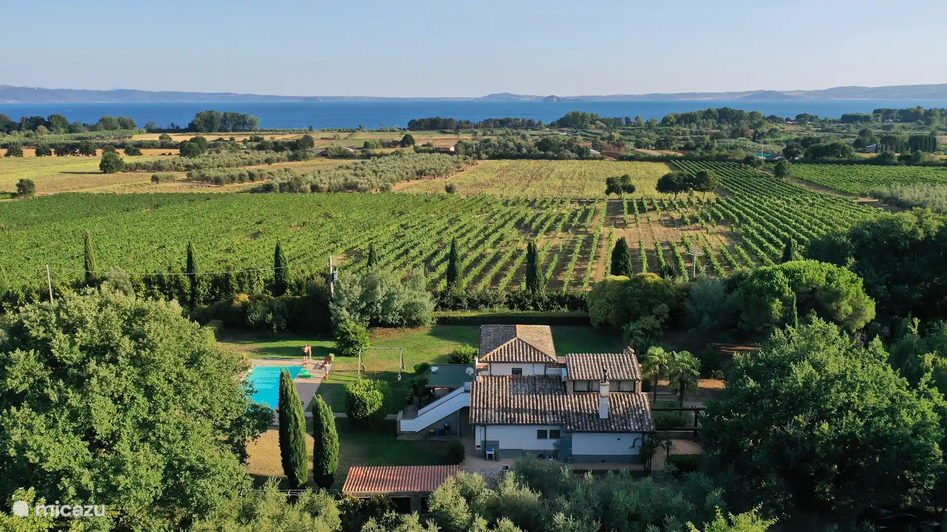 VILLA Dagobert vanuit de lucht met zicht op het meer.