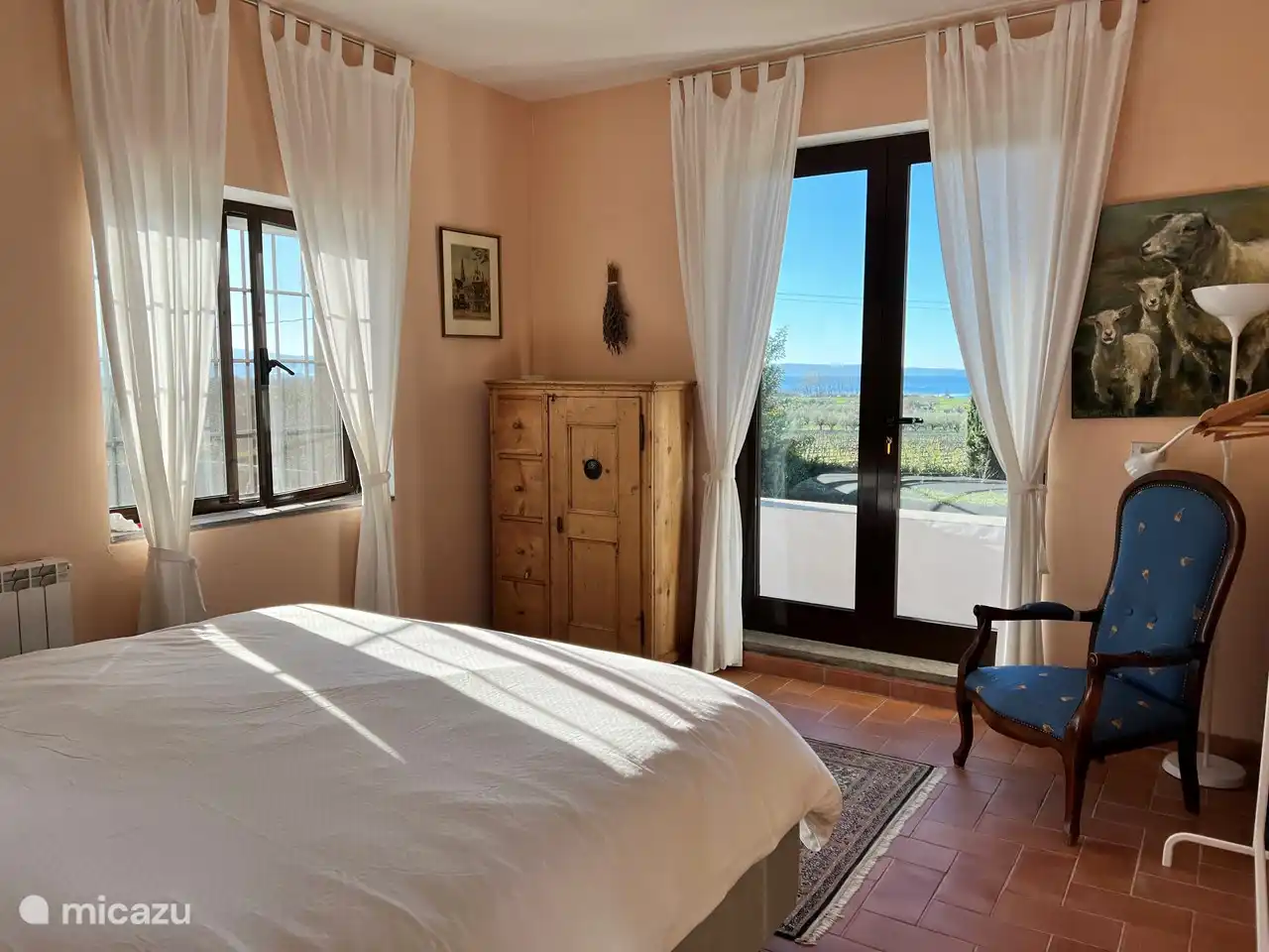 Wakker worden met uitzicht op het meer.
